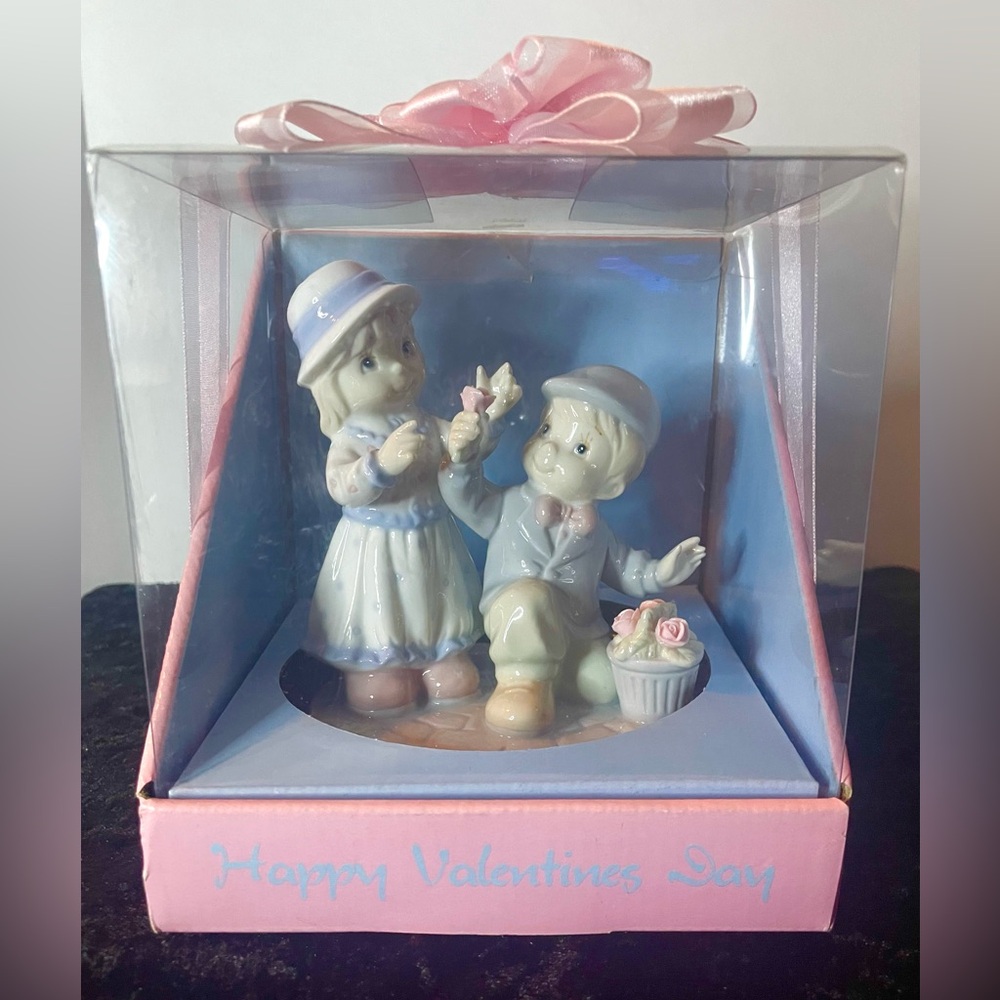 Boy & Girl Figurine Flowers Rose Happy Valentines Day 2002 Gift NEW NIB